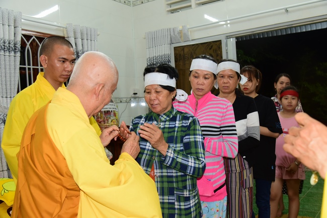 Visiting Buddhist Lien Bich Funeral