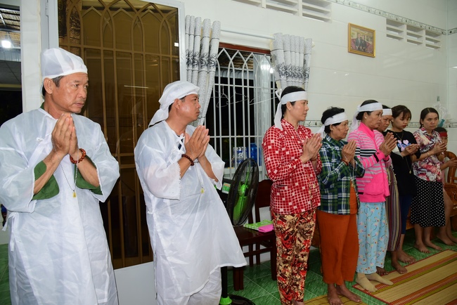 Visiting Buddhist Lien Bich Funeral