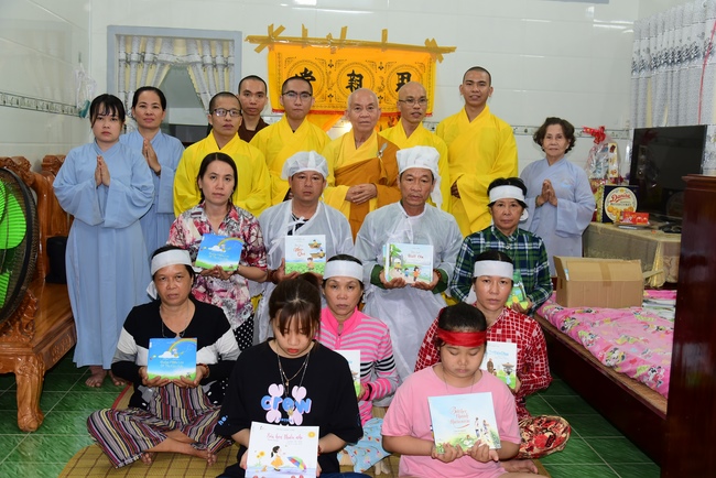 Visiting Buddhist Lien Bich Funeral