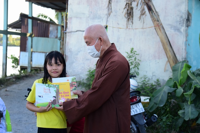 Visiting Buddhist Lien Bich Funeral