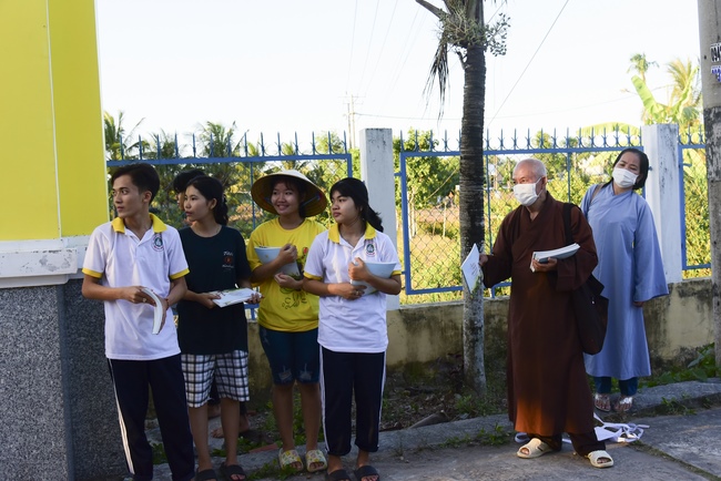 Visiting Buddhist Lien Bich Funeral