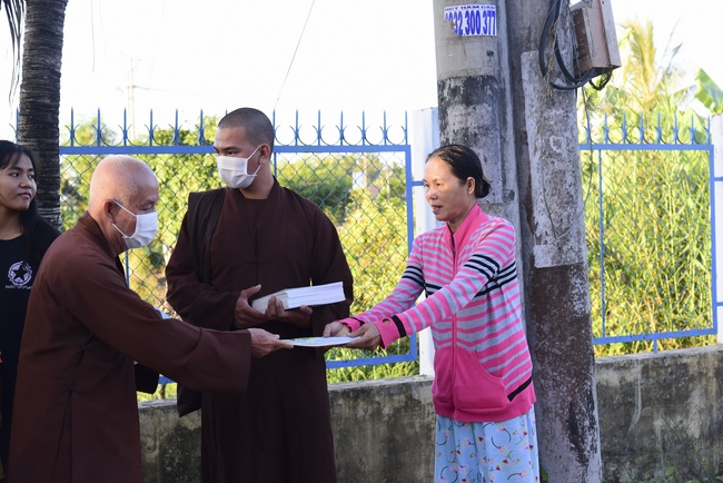 Visiting Buddhist Lien Bich Funeral