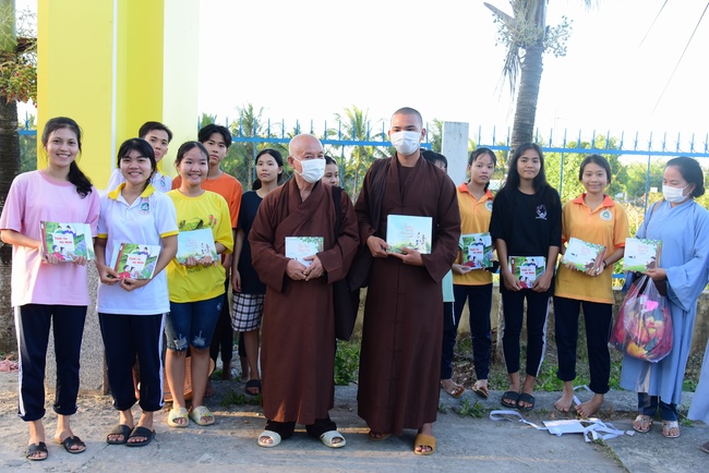 Visiting Buddhist Lien Bich Funeral