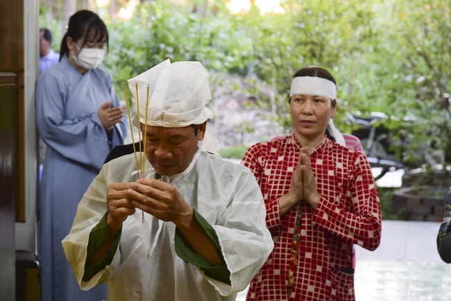 Visiting Buddhist Lien Bich Funeral