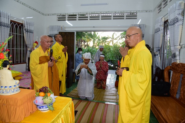 Visiting Buddhist Lien Bich Funeral