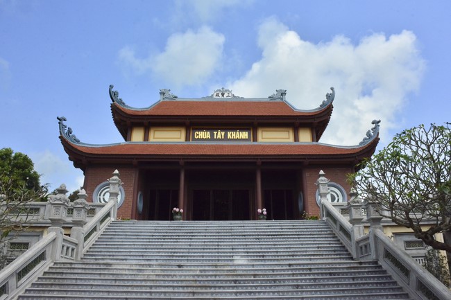 The rite inviting respectfully the Late Most's picture and the bell casting rite at Tay Khanh pagoda, Thai Binh