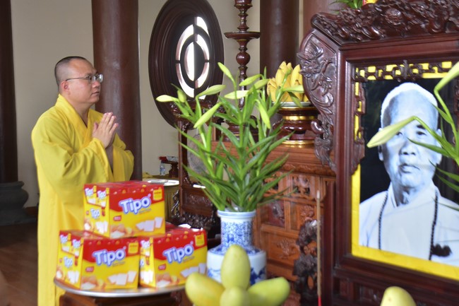 The rite inviting respectfully the Late Most's picture and the bell casting rite at Tay Khanh pagoda, Thai Binh