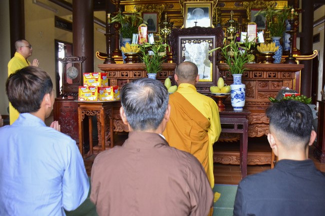 The rite inviting respectfully the Late Most's picture and the bell casting rite at Tay Khanh pagoda, Thai Binh