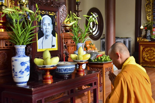 The rite inviting respectfully the Late Most's picture and the bell casting rite at Tay Khanh pagoda, Thai Binh