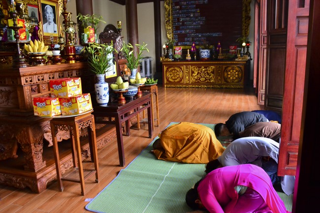 The rite inviting respectfully the Late Most's picture and the bell casting rite at Tay Khanh pagoda, Thai Binh