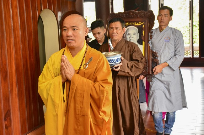 The rite inviting respectfully the Late Most's picture and the bell casting rite at Tay Khanh pagoda, Thai Binh