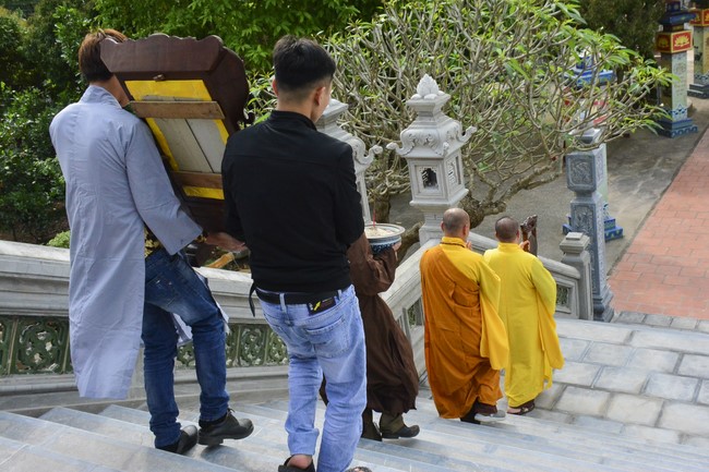 The rite inviting respectfully the Late Most's picture and the bell casting rite at Tay Khanh pagoda, Thai Binh