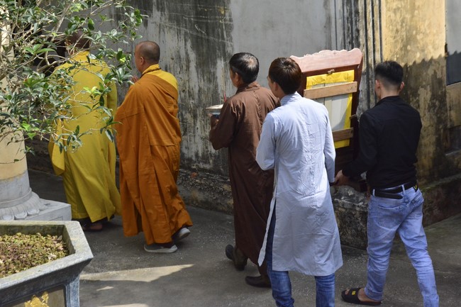 The rite inviting respectfully the Late Most's picture and the bell casting rite at Tay Khanh pagoda, Thai Binh
