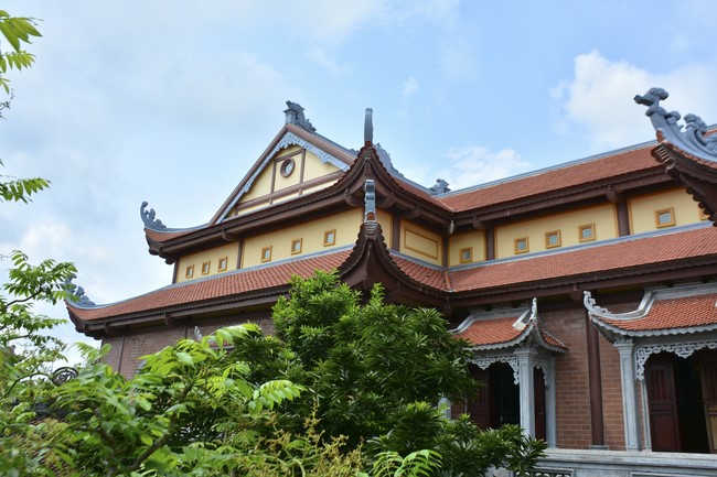 The rite inviting respectfully the Late Most's picture and the bell casting rite at Tay Khanh pagoda, Thai Binh