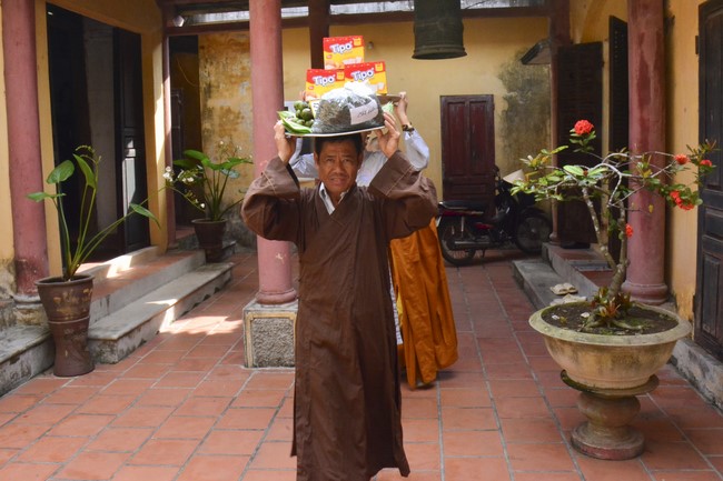 The rite inviting respectfully the Late Most's picture and the bell casting rite at Tay Khanh pagoda, Thai Binh