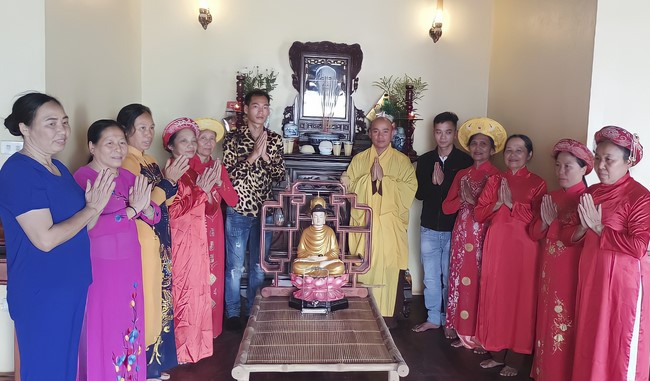 The rite inviting respectfully the Late Most's picture and the bell casting rite at Tay Khanh pagoda, Thai Binh