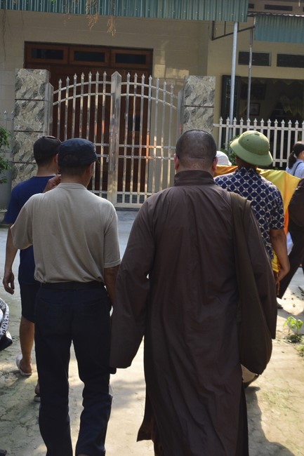 The rite inviting respectfully the Late Most's picture and the bell casting rite at Tay Khanh pagoda, Thai Binh