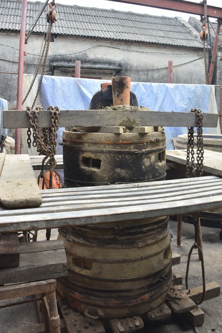 The rite inviting respectfully the Late Most's picture and the bell casting rite at Tay Khanh pagoda, Thai Binh