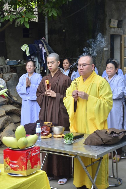 The rite inviting respectfully the Late Most's picture and the bell casting rite at Tay Khanh pagoda, Thai Binh