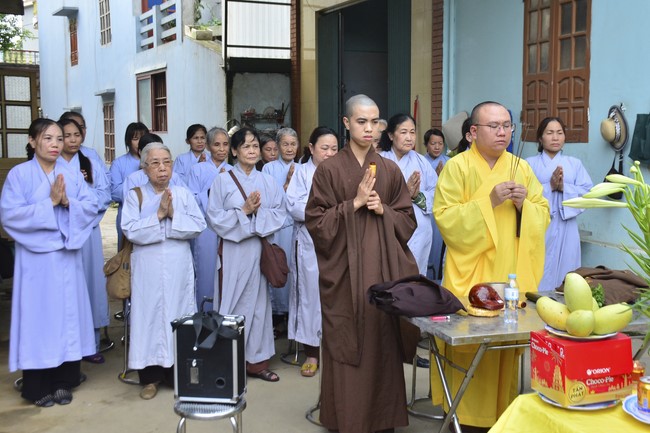 The rite inviting respectfully the Late Most's picture and the bell casting rite at Tay Khanh pagoda, Thai Binh
