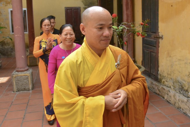 The rite inviting respectfully the Late Most's picture and the bell casting rite at Tay Khanh pagoda, Thai Binh