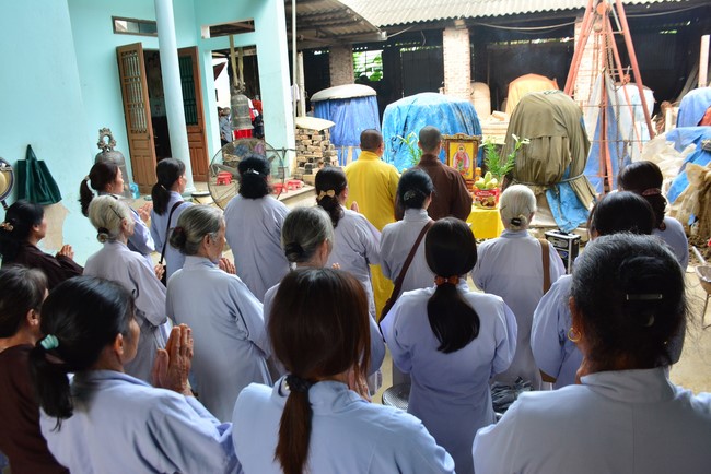 The rite inviting respectfully the Late Most's picture and the bell casting rite at Tay Khanh pagoda, Thai Binh