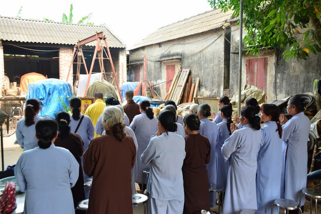 The rite inviting respectfully the Late Most's picture and the bell casting rite at Tay Khanh pagoda, Thai Binh
