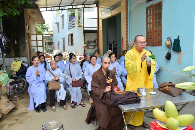 The rite inviting respectfully the Late Most's picture and the bell casting rite at Tay Khanh pagoda, Thai Binh