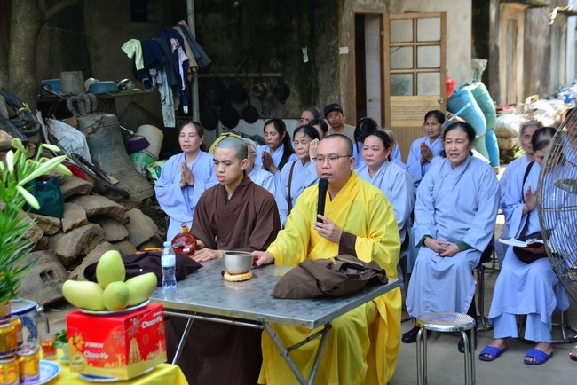 The rite inviting respectfully the Late Most's picture and the bell casting rite at Tay Khanh pagoda, Thai Binh