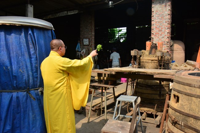 The rite inviting respectfully the Late Most's picture and the bell casting rite at Tay Khanh pagoda, Thai Binh