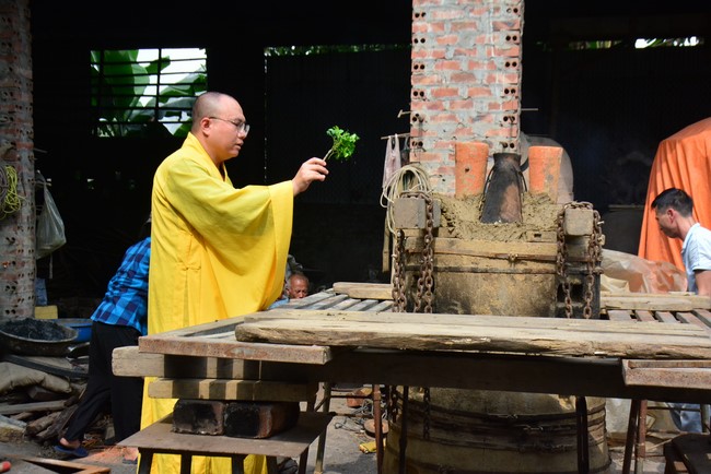 The rite inviting respectfully the Late Most's picture and the bell casting rite at Tay Khanh pagoda, Thai Binh