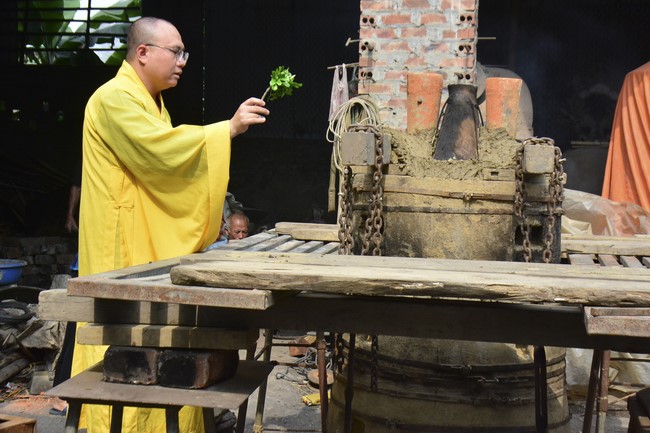 The rite inviting respectfully the Late Most's picture and the bell casting rite at Tay Khanh pagoda, Thai Binh