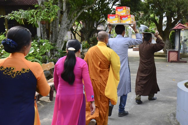 The rite inviting respectfully the Late Most's picture and the bell casting rite at Tay Khanh pagoda, Thai Binh
