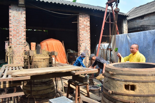 The rite inviting respectfully the Late Most's picture and the bell casting rite at Tay Khanh pagoda, Thai Binh