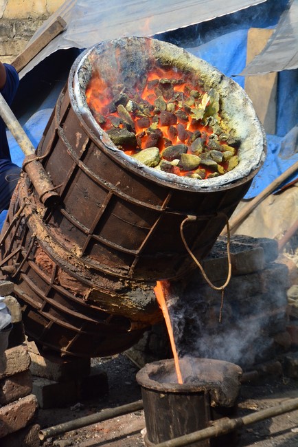 The rite inviting respectfully the Late Most's picture and the bell casting rite at Tay Khanh pagoda, Thai Binh