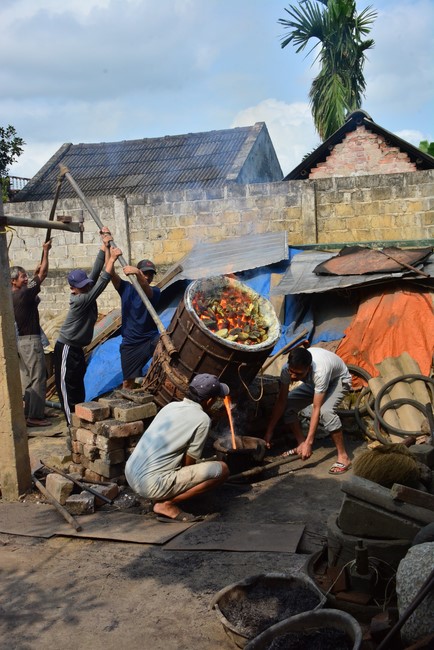 The rite inviting respectfully the Late Most's picture and the bell casting rite at Tay Khanh pagoda, Thai Binh