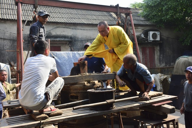 The rite inviting respectfully the Late Most's picture and the bell casting rite at Tay Khanh pagoda, Thai Binh