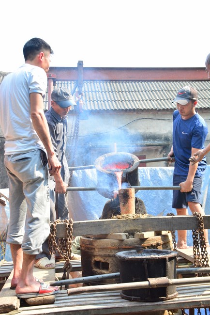 The rite inviting respectfully the Late Most's picture and the bell casting rite at Tay Khanh pagoda, Thai Binh