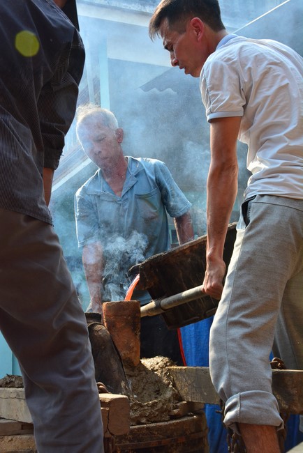 The rite inviting respectfully the Late Most's picture and the bell casting rite at Tay Khanh pagoda, Thai Binh
