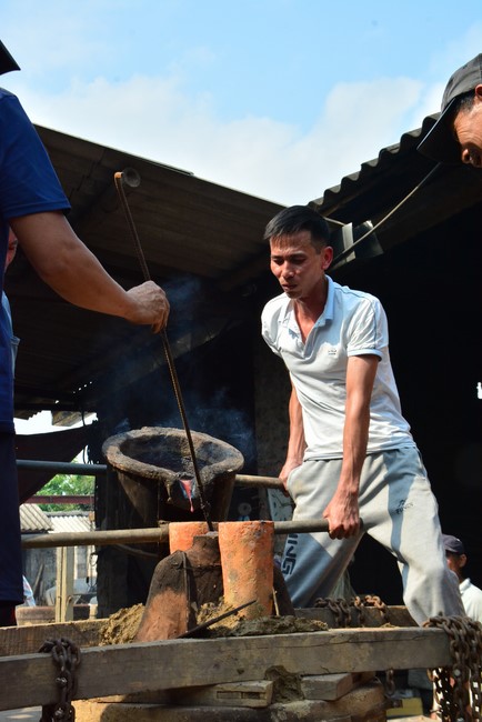 The rite inviting respectfully the Late Most's picture and the bell casting rite at Tay Khanh pagoda, Thai Binh