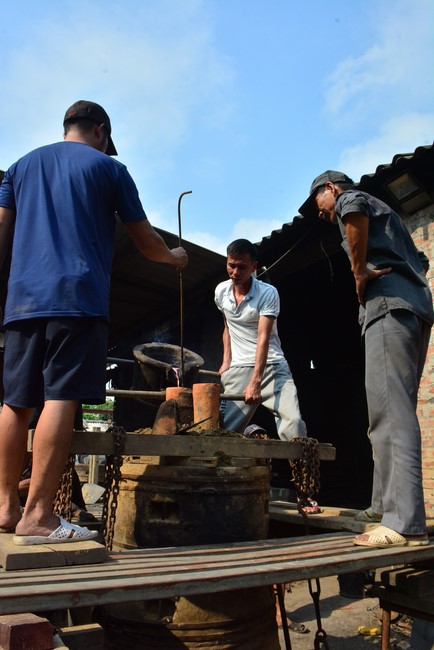 The rite inviting respectfully the Late Most's picture and the bell casting rite at Tay Khanh pagoda, Thai Binh