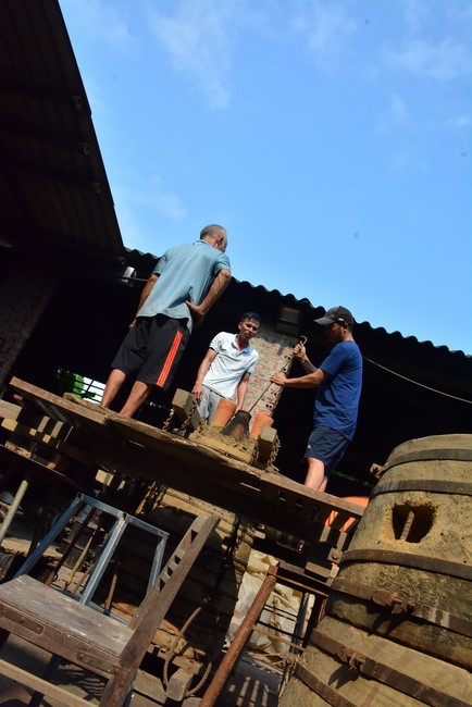 The rite inviting respectfully the Late Most's picture and the bell casting rite at Tay Khanh pagoda, Thai Binh