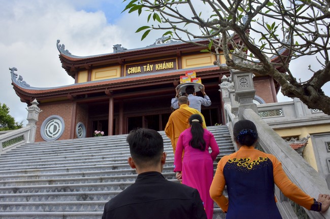 The rite inviting respectfully the Late Most's picture and the bell casting rite at Tay Khanh pagoda, Thai Binh