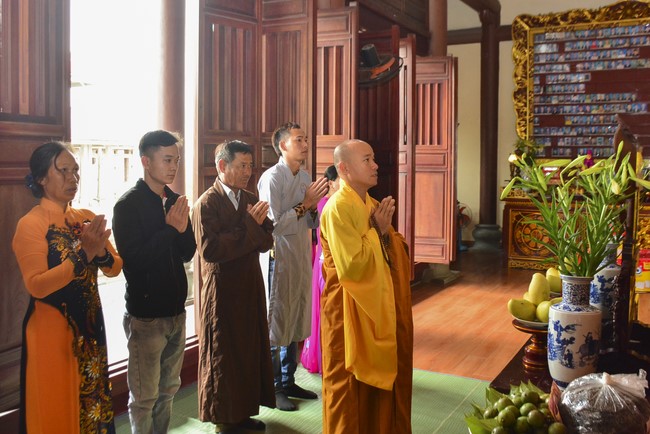 The rite inviting respectfully the Late Most's picture and the bell casting rite at Tay Khanh pagoda, Thai Binh