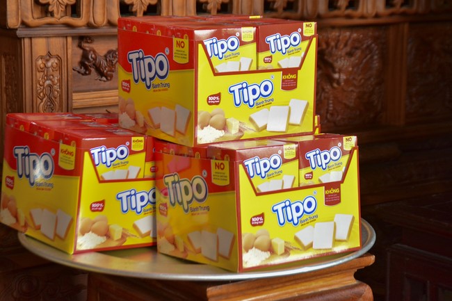 The rite inviting respectfully the Late Most's picture and the bell casting rite at Tay Khanh pagoda, Thai Binh