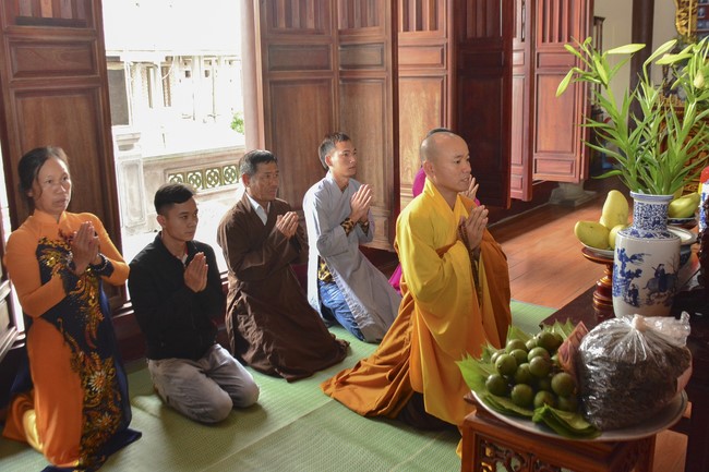 The rite inviting respectfully the Late Most's picture and the bell casting rite at Tay Khanh pagoda, Thai Binh