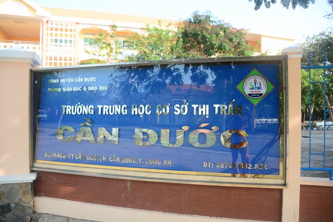 Donating books to Can Duoc Secondary School in Long  An