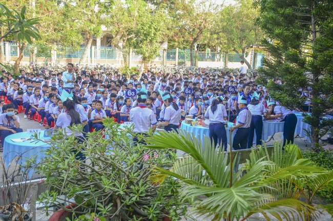 Donating books to Can Duoc Secondary School in Long  An