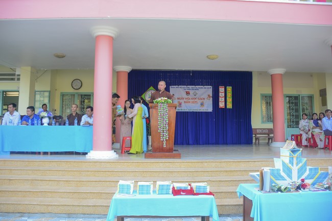 Donating books to Can Duoc Secondary School in Long  An