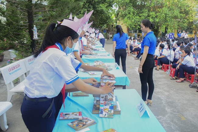 Donating books to Can Duoc Secondary School in Long  An